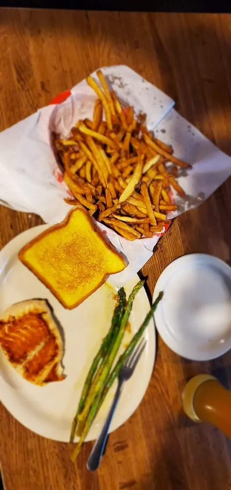 Salmon and Asparagus with Fries